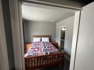 sypialnia z łóżkiem z kołdrą w obiekcie Mountain Trail Lodge and Vacation Rentals w mieście Oakhurst