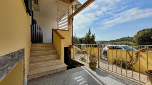 una casa con balcone con scale e recinzione di Rossy house Orosei a Cala Liberotto