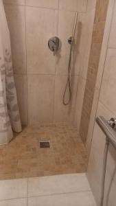 een douche met een afvoer in de badkamer bij Casa "ALCENTRO" in Assisi