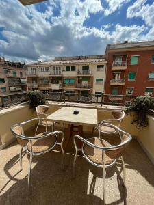 A balcony or terrace at Vatican Walls Apartment Még 22 kép