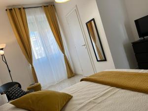 A bed or beds in a room at Vatican Walls Apartment
