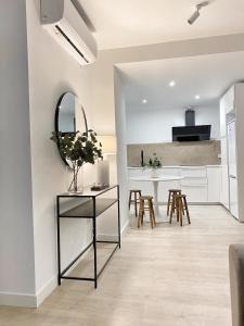 a kitchen and dining room with a table and chairs at Smart Stay Córdoba in Córdoba