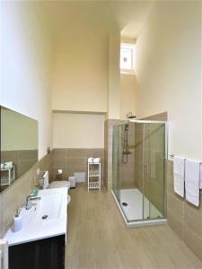 y baño con 2 lavabos y ducha. en Armonia B&B, en Lecce