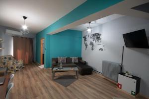 un soggiorno con divano e TV di Urban Apartment Kastoria a Kastoria