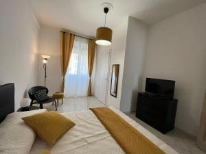 A bed or beds in a room at Vatican Walls Apartment