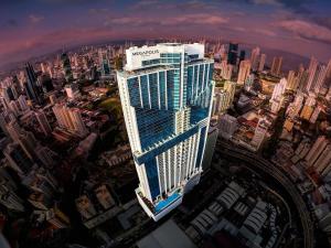 eine Aussicht auf ein Hochhaus in einer Stadt in der Unterkunft Megapolis Hotel Panama in Panama-Stadt