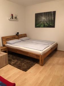 duże łóżko w pokoju z: w obiekcie Ferienwohnung TOBI w mieście Bad Dürrheim