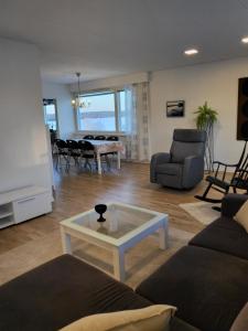 ein Wohnzimmer mit einem Sofa und einem Tisch in der Unterkunft Apartment Lainaankatu in Rovaniemi
