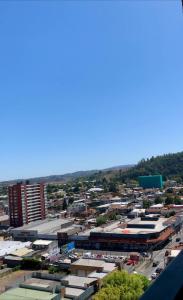 una vista aérea de una ciudad con edificios en Apart Center Temuco, en Temuco