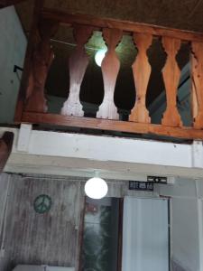 un balcón de madera con una luz sobre una puerta en Loft verocay, en Paysandú