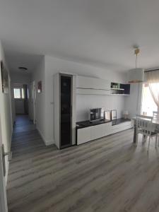 uma sala de estar vazia com uma cozinha e uma mesa em L'Olivar em Port de la Selva