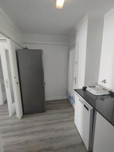 una cocina vacía con nevera en una habitación en L'Olivar, en Port de la Selva