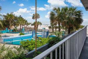 uma vista para a praia a partir da varanda de um resort em Blu Atlantic Hotel & Suites em Myrtle Beach