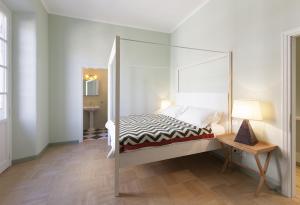 um quarto com uma cama de dossel e uma mesa em Atellani Apartments em Milão