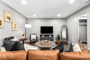 ein Wohnzimmer mit einem Sofa und einem TV in der Unterkunft New! Peaceful & Relaxing 2BR Flat, Top Location in Shelby