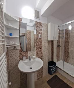 La salle de bains est pourvue d'un lavabo et d'une douche. dans l'établissement Laroka House Beautiful Apartment Universitate Center, à Bucarest