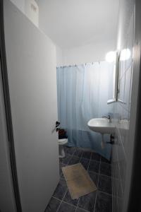 e bagno con lavandino, servizi igienici e doccia. di Urban Apartment Kastoria a Kastoria