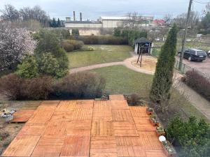 una vista aérea de un jardín con una terraza de madera en Kwatera Kryształowa, 
