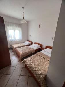 un grupo de tres camas en una habitación en Sobe Providenca Međugorje, en Međugorje