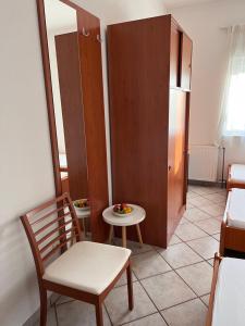 cocina con silla, mesa y nevera en Sobe Providenca Međugorje, en Međugorje