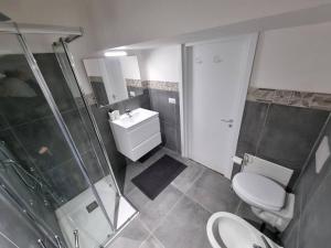 a bathroom with a toilet and a shower and a sink at Casa vacanze Piazza San Pietro in Bari +9 photos