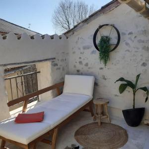 比茲米內瓦的住宿－Maison Centre Historique Bize Minervois + Terrasse，坐在种植植物阳台上的长凳