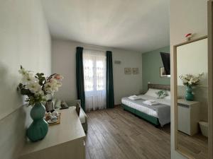 um quarto de hotel com uma cama e um espelho em Porta alla Croce Guest House em Florença