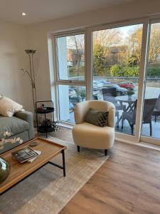uma sala de estar com um sofá, uma cadeira e uma mesa em 39 Teesra House em Plymouth
