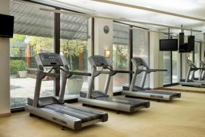 Fitness centrum a/nebo fitness zařízení v ubytování Bumi Surabaya City Resort
