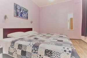 - une chambre avec un lit doté d'une couette dans l'établissement Apartman Den,Rovinj oaza u centru grada, à Rovinj