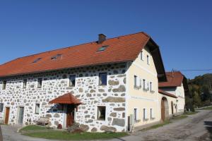 ein großes Steingebäude mit rotem Dach in der Unterkunft Ganhör- Fam. Kaar in Wintersdorf