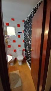 クリェラにあるvoglia d'estateのバスルーム(トイレ付)、木製のドアが備わります。