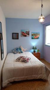 クリェラにあるvoglia d'estateの青い壁のベッドルーム1室(ベッド1台付)