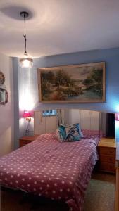 クリェラにあるvoglia d'estateのベッドルーム1室(ベッド1台付)が備わります。壁には絵画が飾られています。