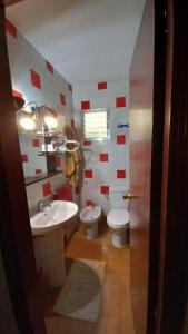 クリェラにあるvoglia d'estateのバスルーム(洗面台、トイレ付)