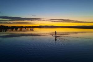 una persona parada sobre una tabla de remo en un cuerpo de agua en Berg River Living, en Velddrif 25 fotos más