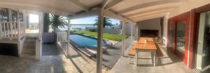 Casa con balcón con piscina y mesa en Berg River Living, en Velddrif