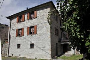 un antiguo edificio de piedra con ventanas laterales en Antiche atmosfere... en Borzonasca