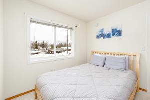 een slaapkamer met een bed en een raam bij Harmony Hills #231 in Anchorage