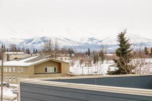 een uitzicht op de met sneeuw bedekte bergen vanuit een huis bij Harmony Hills #231 in Anchorage