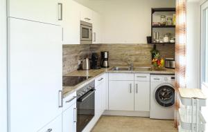 Η κουζίνα ή μικρή κουζίνα στο 2 Bedroom Lovely Apartment In Büsum