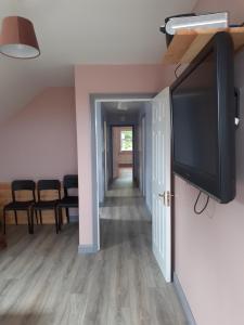 TV a/nebo společenská místnost v ubytování Foreen Lodge, Achill Island