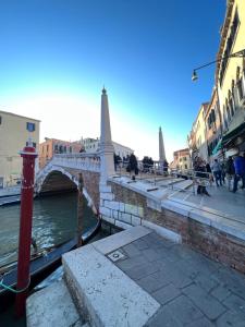 uma ponte sobre um rio com pessoas andando em um passeio em Appartamento Tipico Veneziano em Veneza