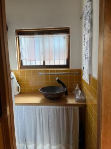 Yoshino-gun - House - Vacation STAY 90749v في Kami-ichi: منضدة الحمام مع الحوض والنافذة