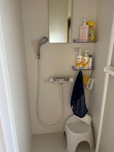 y baño con ducha, aseo y espejo. en Yoshino-gun - House - Vacation STAY 90749v, en Kami-ichi