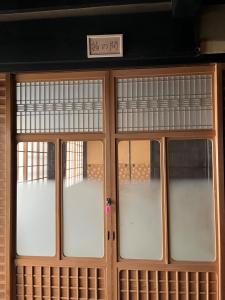 una puerta con cuatro ventanas en un edificio en Yoshino-gun - House - Vacation STAY 90749v, en Kami-ichi