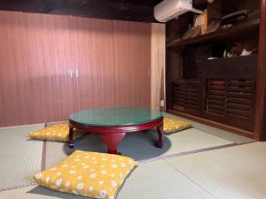 Yoshino-gun - House - Vacation STAY 90749v في Kami-ichi: غرفة طعام مع طاولة ووسادتين