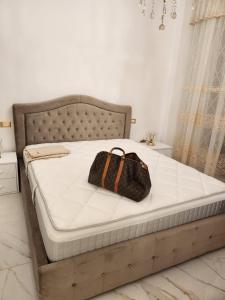 um saco sentado em cima de uma cama em Casa comfort zone em Perugia