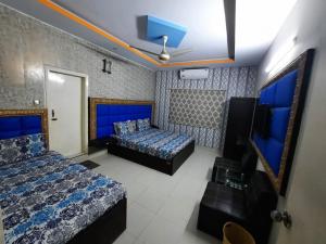 Cama ou camas em um quarto em Capital Lodge Gulistan-e-Johar