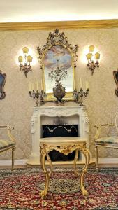 - un salon avec une cheminée et un miroir dans l'établissement La Baronessa, à Palerme